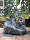 Скульптурная композиция «Любовь и голуби»